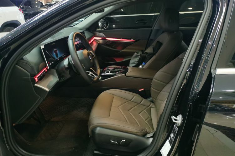 宝马5系 2025款 530Li 领先型 M运动套装中控内饰19