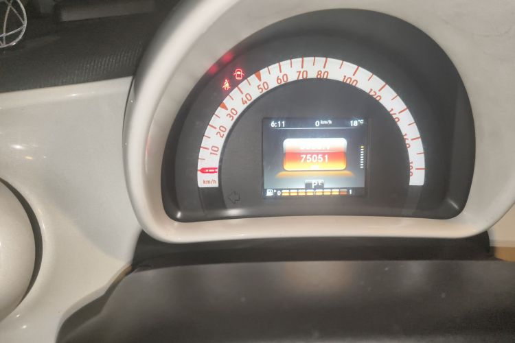 smart fortwo 2015款 1.0L 52千瓦硬顶激情版中控内饰15