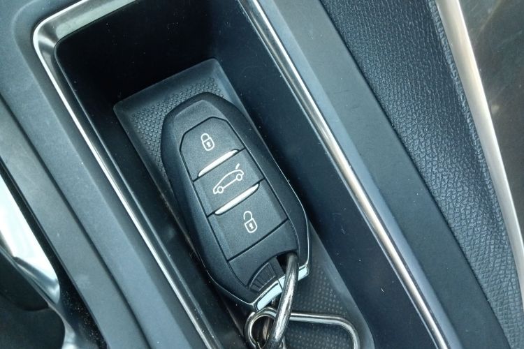 标致4008 2017款 350THP 精英版中控内饰11