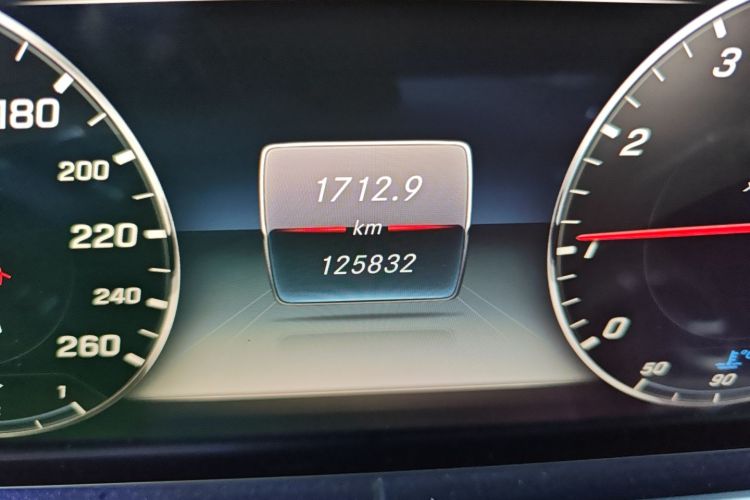 奔驰E级 2017款 E 300 L 豪华型中控内饰15