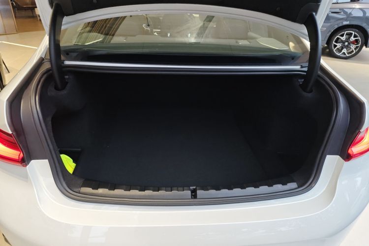 宝马3系 2023款 330i M运动曜夜套装机舱底盘23