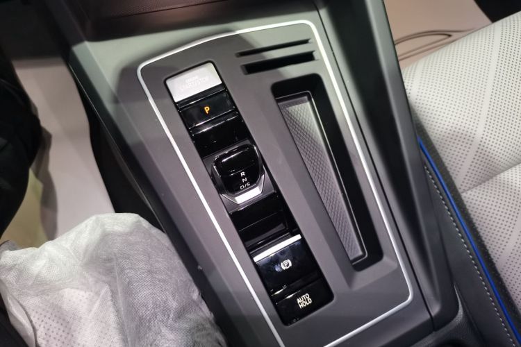 大众 高尔夫 2025款 改款二 300TSI R-Line中控内饰18