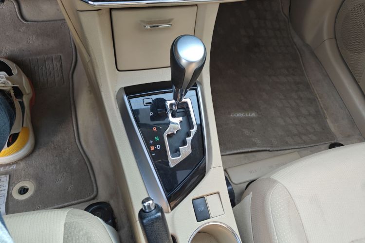 丰田 卡罗拉 2014款 1.6L CVT GL-i中控内饰18