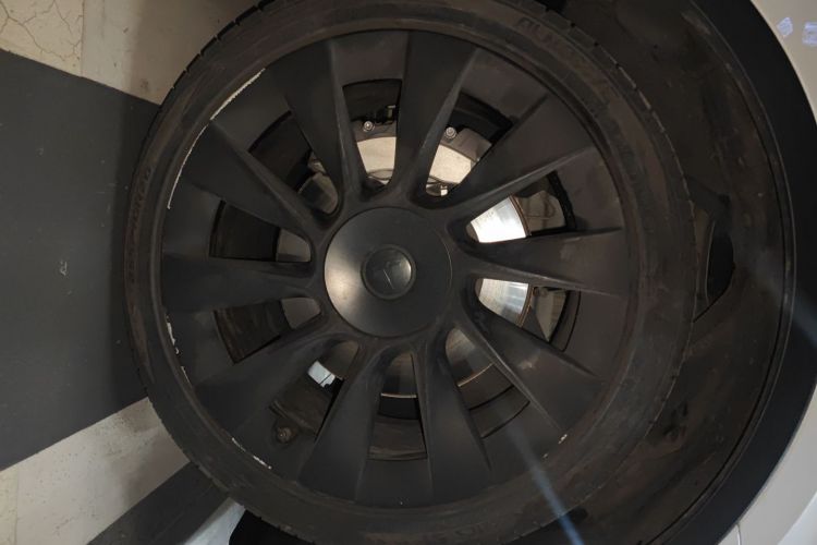 特斯拉 Model Y 2022款 长续航全轮驱动版车身外观10