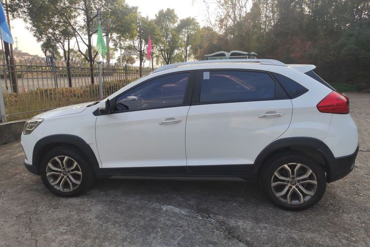 奇瑞 瑞虎3X 2017款 1.5L 自动时尚版车身外观4