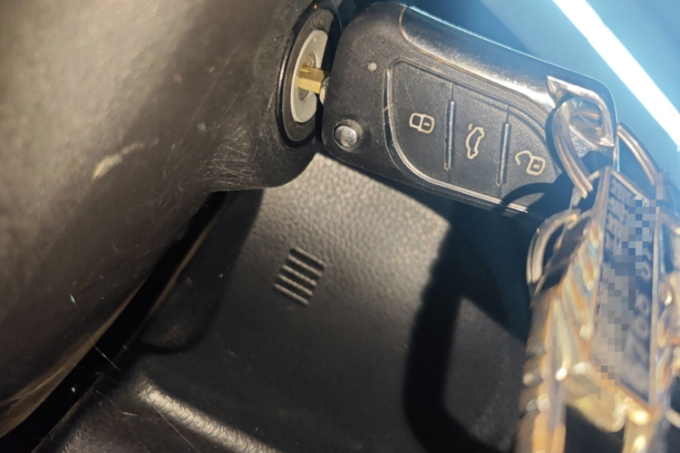 丰田 雷凌 2014款 1.6G 手动精英版中控内饰11