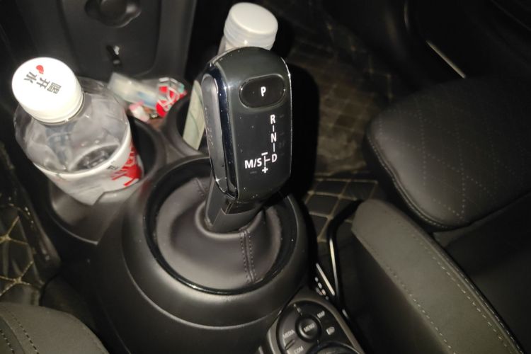 MINI 2022款 改款 1.5T COOPER 艺术家中控内饰18