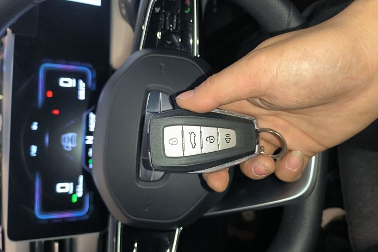 吉利几何E萤火虫 2024款 301km 流光中控内饰11