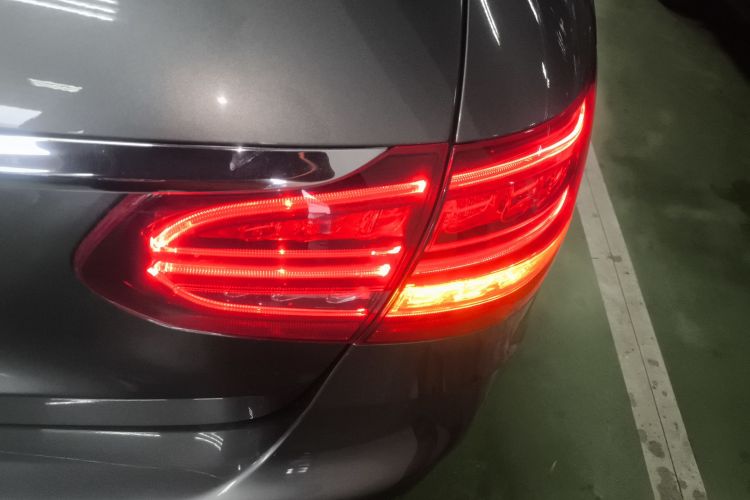 奔驰C级(进口) 2019款 C 260 旅行轿车车身外观9