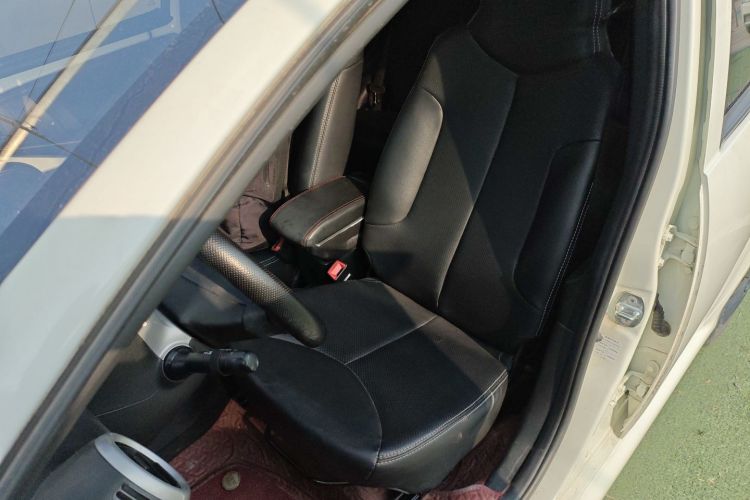 比亚迪F0 2015款 1.0L AMT 铉酷型中控内饰19