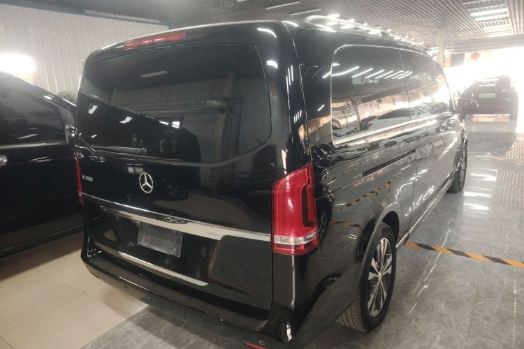 奔驰V级 2016款 V 260 L 尊贵加长版车身外观7