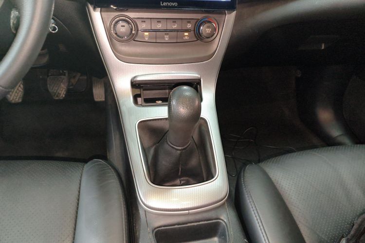 日产 轩逸 2012款 1.6XL 手动豪华版中控内饰18