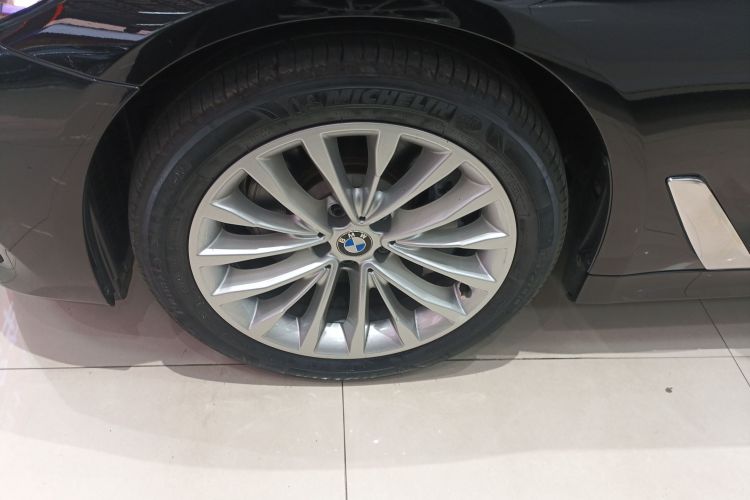 宝马5系 2018款 改款 530Li 领先型 豪华套装车身外观6007