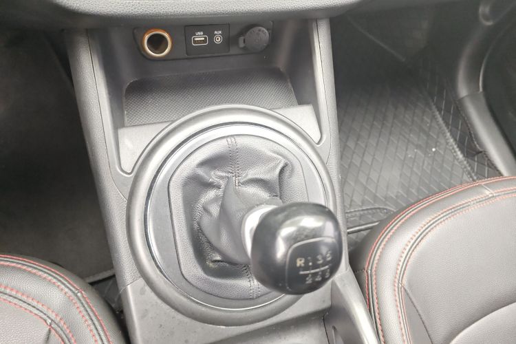 起亚 智跑 2016款 2.0L 手动两驱版GL中控内饰18