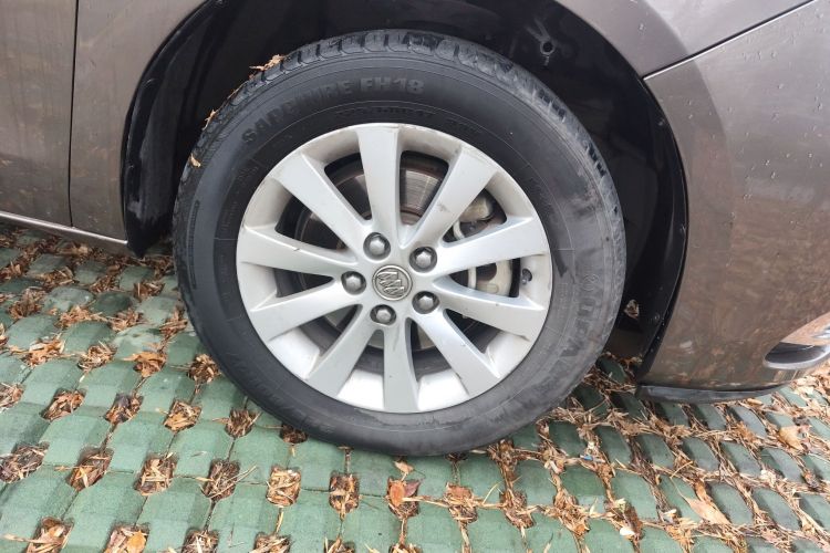 别克GL8 2015款 2.4L 豪华商务尊享版车身外观10