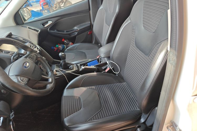 福特 福克斯 2017款 三厢 1.6L 手动风尚型智行版局部细节19