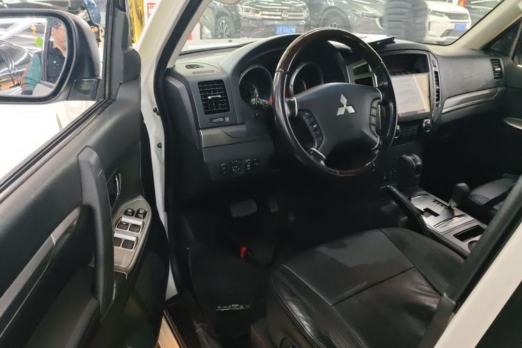 三菱 帕杰罗(进口) 2020款 3.0L 自动尊贵越野版中控内饰7003