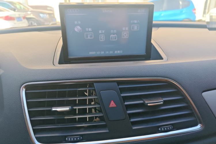 奥迪Q3 2013款 35 TFSI 进取型中控内饰16