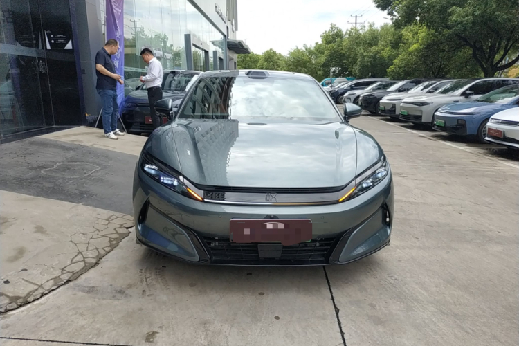 比亚迪 汉L 2025款 DM-p 四驱激光雷达旗舰型车身外观2