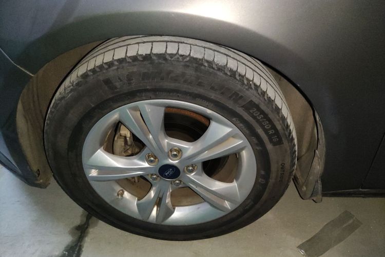 福特 福克斯 2012款 三厢 1.6L 自动风尚型车身外观35