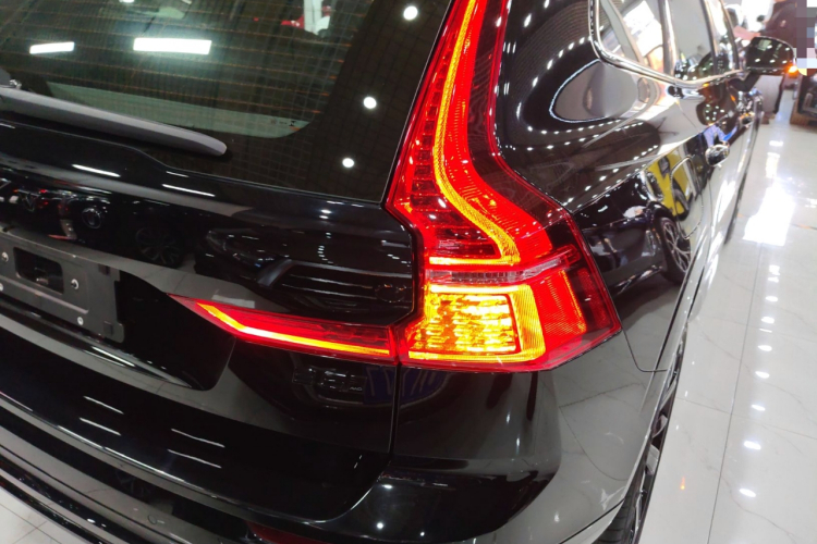 沃尔沃XC60 2025款 B5 四驱智远极夜黑版车身外观9