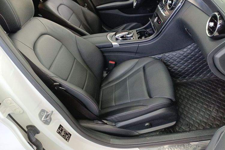 奔驰C级 2018款 C 180 L 动感型运动版局部细节41