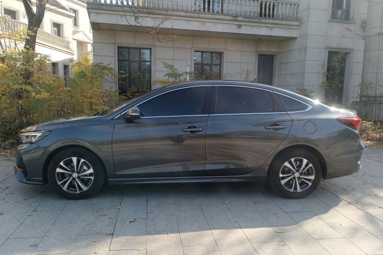 长安 逸动 2025款 PLUS 1.4T 双离合高能版车身外观4