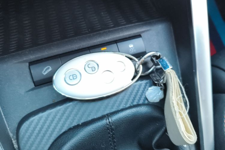 比亚迪 元 2016款 1.5L 手动尊贵型中控内饰11