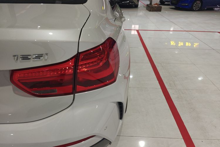 宝马1系 2023款 120i M运动版车身外观9