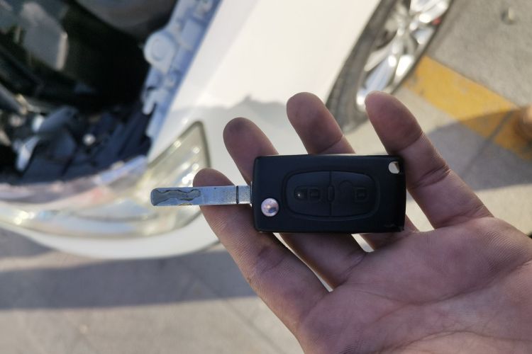 雪铁龙 世嘉 2016款 经典 三厢 1.6L 手动品尚型中控内饰11