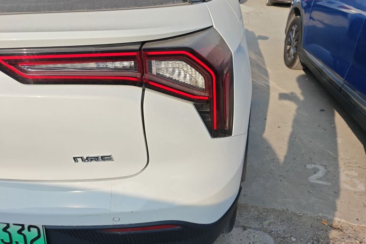 吉利几何E萤火虫 2024款 401km 萤光车身外观9