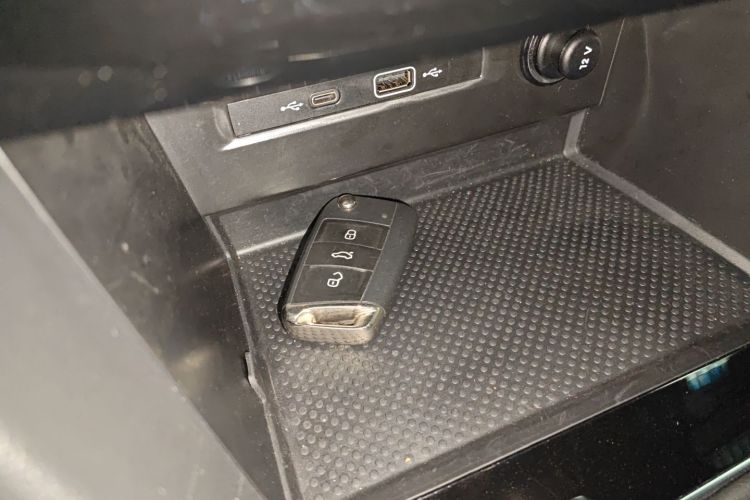 大众 途观L 2025款 出众款 300TSI 自动两驱龙腾版中控内饰7001