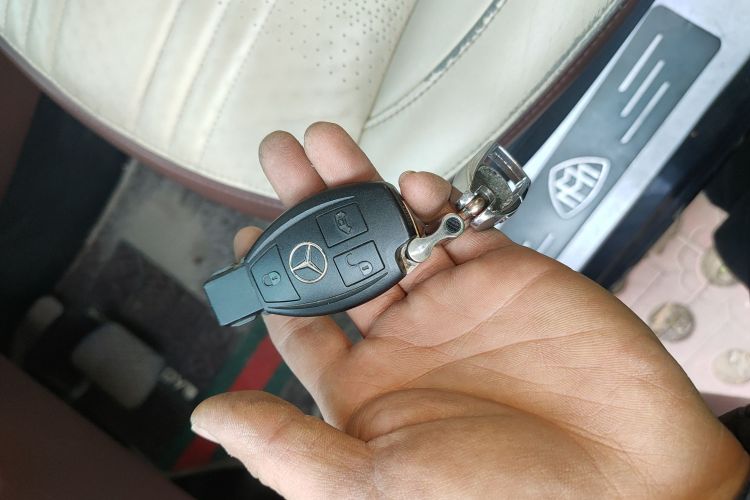 奔驰 威霆 2021款 2.0T 商务版 7座中控内饰11