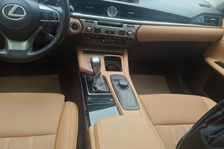 雷克萨斯ES 2015款 300h 舒适版局部细节18