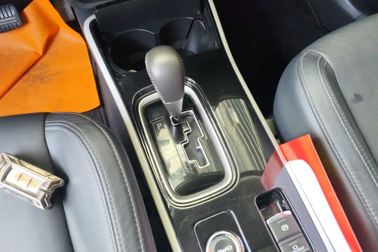 三菱 欧蓝德 2019款 2.4L 四驱致享版 7座 国VI中控内饰18