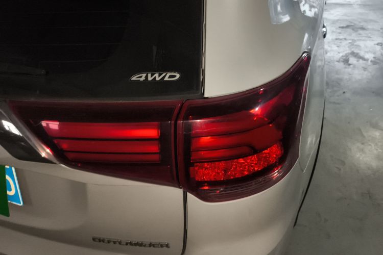 三菱 欧蓝德 2016款 2.4L 四驱精英版 5座车身外观6001