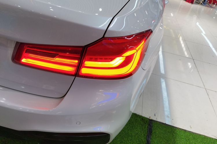 宝马5系 2020款 525Li M运动套装车身外观9