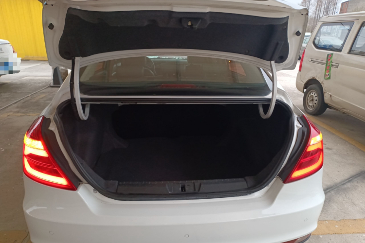 吉利汽车 帝豪 2017款 三厢百万款 1.5L CVT向上版机舱底盘23