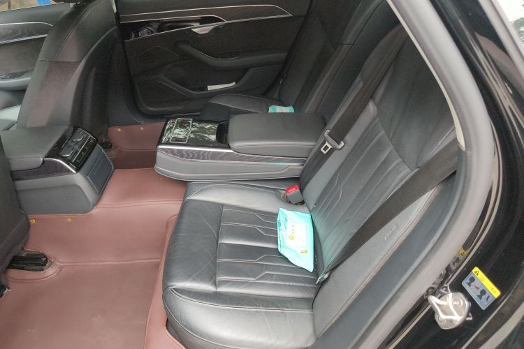 奥迪A8 2019款 A8L 50 TFSI quattro 舒适型中控内饰7004