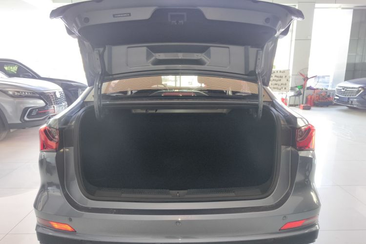 荣威i5 2023款 1.5L 手动舒享版机舱底盘23