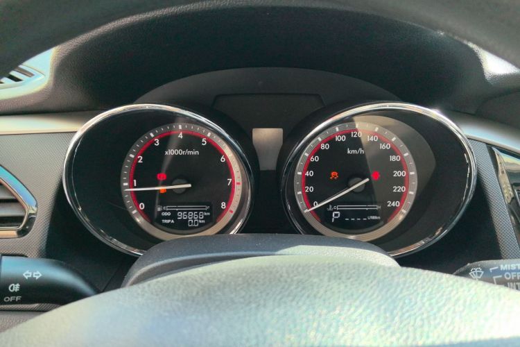 奔腾B70 2014款 2.0L 自动豪华型中控内饰14