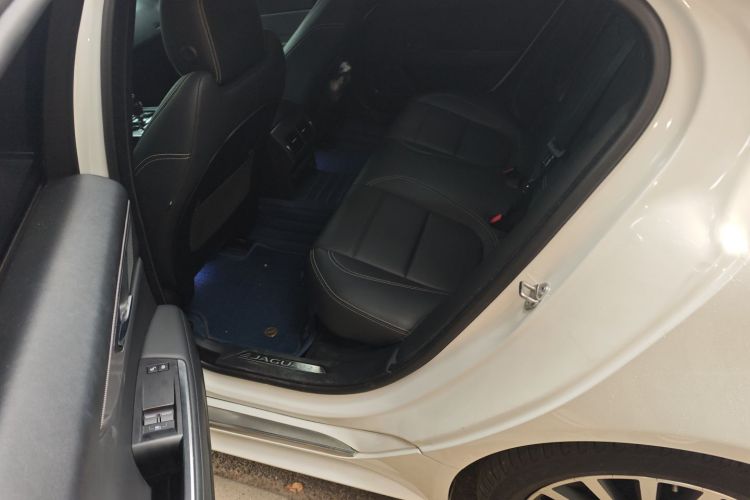 捷豹XEL 2020款 2.0T 200PS R-DYNAMIC 青春运动版中控内饰21