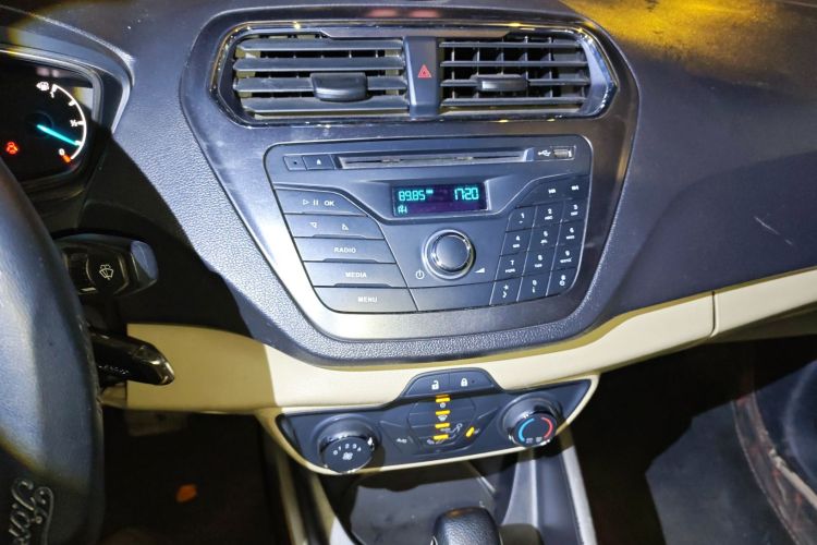 福特 福睿斯 2017款 改款 1.5L 自动舒适型中控内饰16