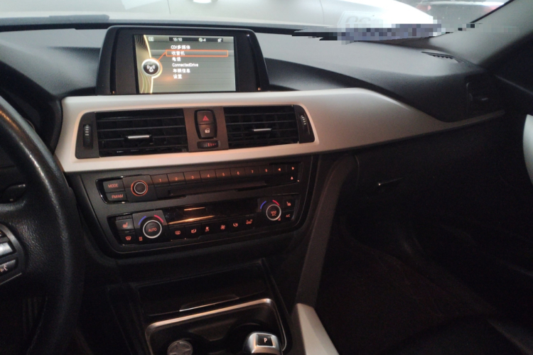 宝马3系 2014款 320i 时尚型局部细节16