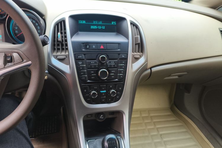 别克 英朗 2013款 GT 1.6L 手动进取版中控内饰16