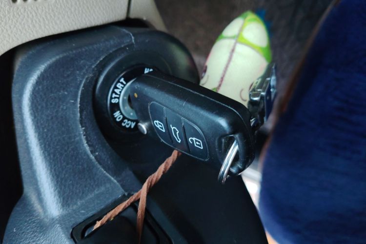 起亚 狮跑 2013款 2.0L 手动两驱版GL中控内饰11