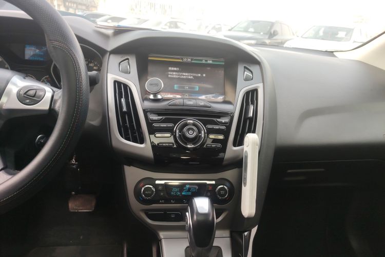 福特 福克斯 2012款 三厢 1.6L 自动风尚型中控内饰16