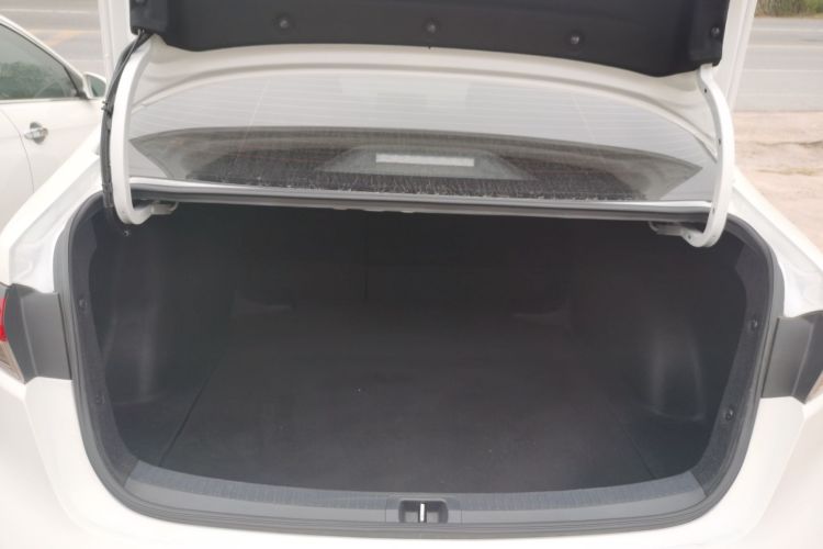 丰田 雷凌 2023款 185T CVT豪华版机舱底盘23