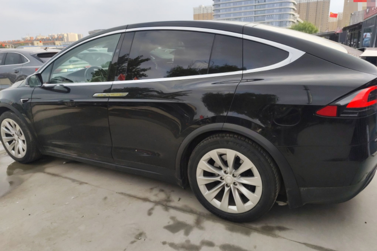 特斯拉 2016款 Model X 75D车身外观4