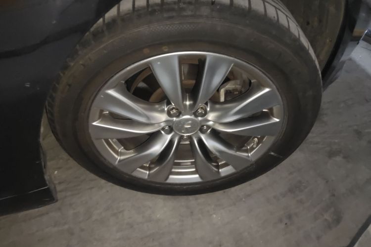 英菲尼迪Q70 2013款 Q70L 2.5L 舒适版车身外观10